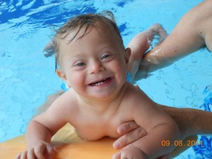 Bimbo in piscina
