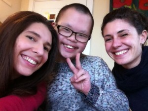 Ragazzo con due amiche