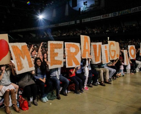 Pubblico con striscione Pubblico con striscione
