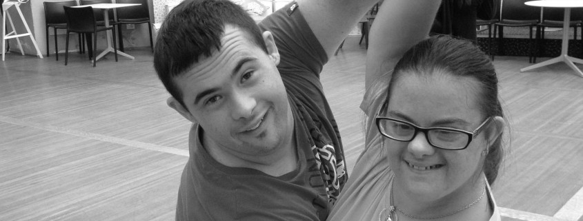 Due ragazzi di at21 impegnati nel tango