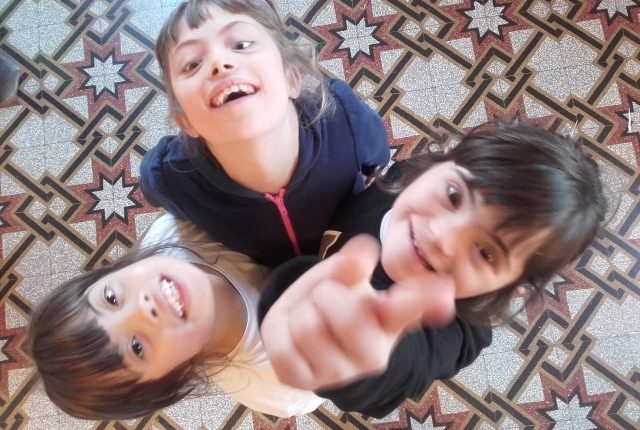 tre bambine dall'alto