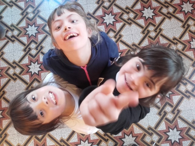 tre bambine dall’alto