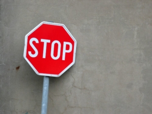 Un cartello stradale STOP