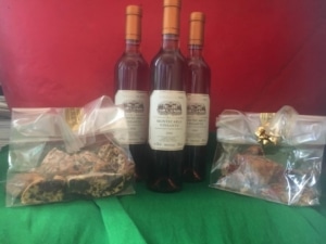Immagine con tre bottiglie di vinsanto e due sacchetti di cantuccini di prato
