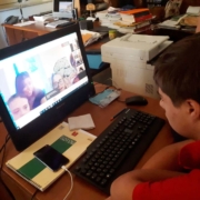 Ragazzo al computer Ragazzo al computer