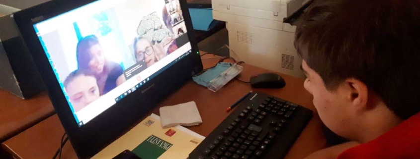 Ragazzo al computer