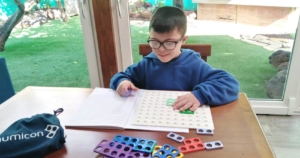 Ragazzo che studia a casa