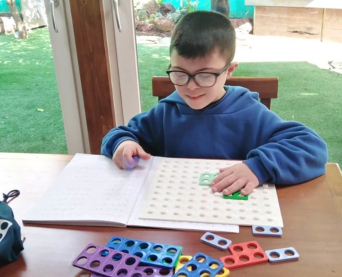 Ragazzo che studia a casa