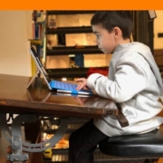 Bambino che usa un laptop